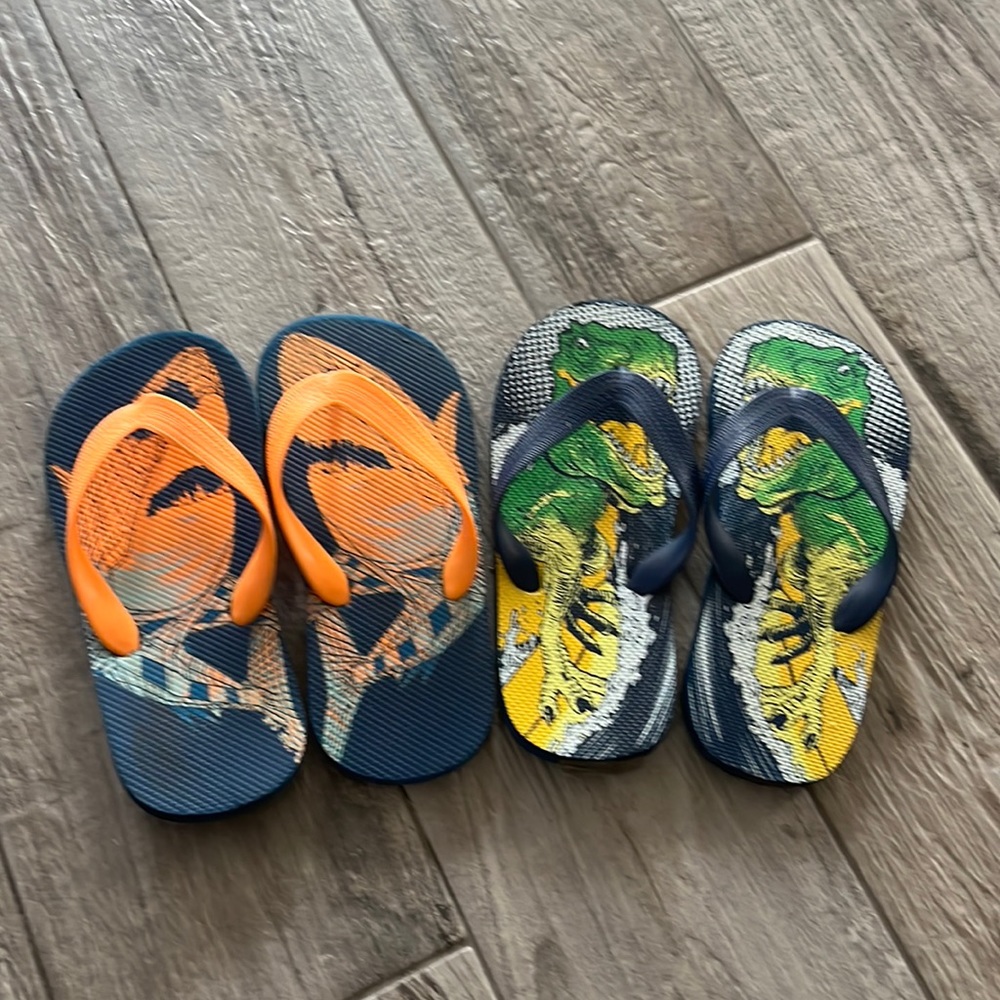 Bundle of 2 The Children’s Place flip flops, sz 1/2